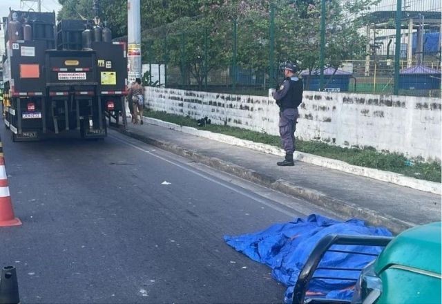 Mulher é atropelada e morre após cabeça ser esmagada por caminhão em Manaus 