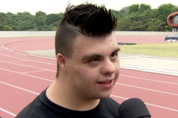 Jovem com síndrome de down briga para realizar sonho de ser Triatleta