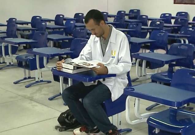 Imagem da noticia Jovem vende tapioca e bolo para realizar sonho de ser médico