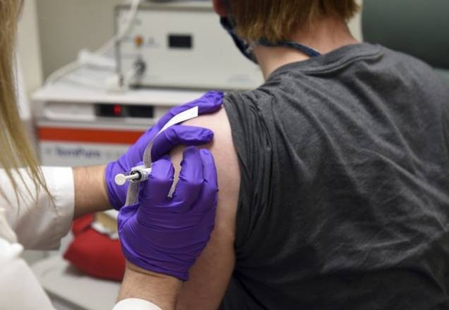 Jovens podem ter que esperar vacina até 2022, diz OMS