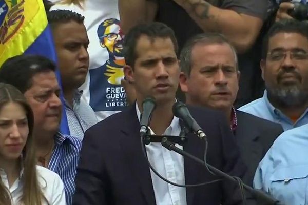 Imagem da noticia Juan Guaidó retorna para a Venezuela e desafia Nicolás Maduro 