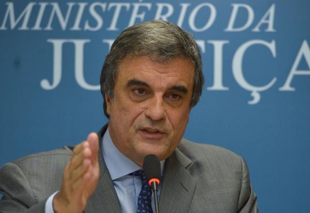 Com covid, ex-ministro da Justiça pede para adiar caso Legião Urbana