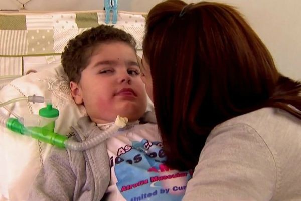 Justiça autoriza Governo a pagar tratamento, mas menino que sofre de grave atrofia não recebe remédio