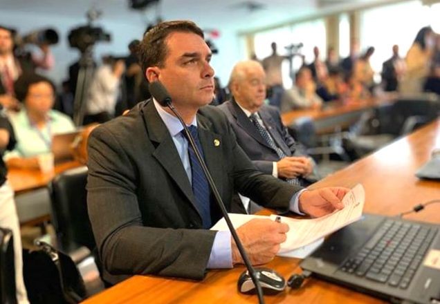 Justiça autoriza quebra de sigilo de Flávio Bolsonaro e Queiroz