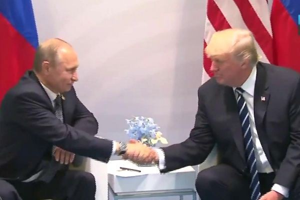 Imagem da noticia Justiça dos EUA indicia russos suspeitos de interferir nas eleições de 2016