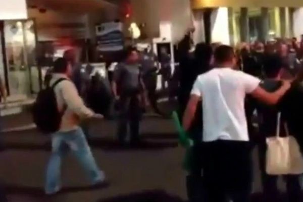 Imagem da noticia Justiça manda soltar quatro detidos em protesto contra Lei de Migração
