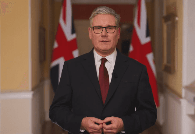 Imagem da noticia Starmer autoriza uso de bases britânicas pelos EUA contra o Irã, mas nega participação em ofensiva