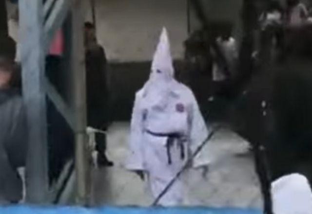Professor usa roupa semelhante à da Ku Klux Klan em escola de SP