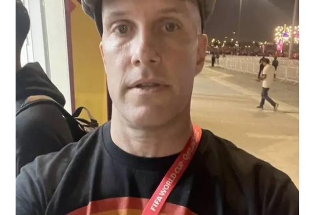 Imagem da noticia Jornalista detido por usar camisa LGBTQ+ no Catar morre durante jogo