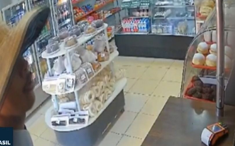 Imagem da noticia 'Calma, tia': Ladrão tenta acalmar atendente enquanto assalta padaria; veja vídeo