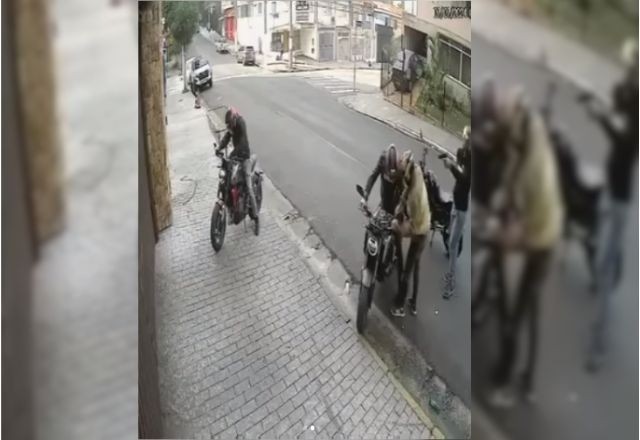 Imagem da noticia Ladrões desastrados: assaltantes derrubam arma 2 vezes e não conseguem roubar moto em SP; veja