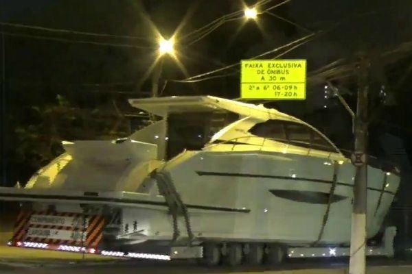 Imagem da noticia Lancha de 24 metros circula pelas ruas de São Paulo
