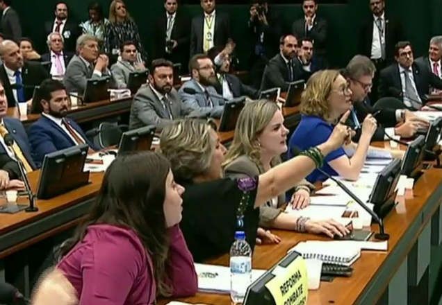 Imagem da noticia Leitura do relatório da Reforma da Previdência na CCJ termina tumulto 