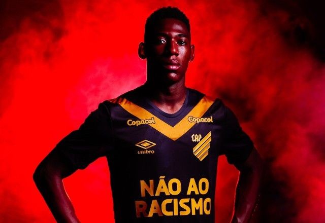 Imagem da noticia Polícia do Paraná identifica autor de ofensas racistas contra o zagueiro Léo, do Athletico-PR