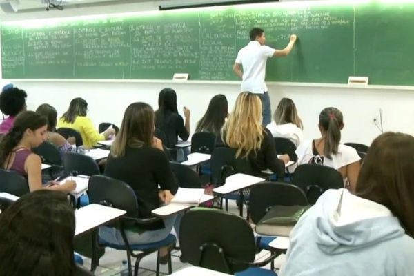 Imagem da noticia Levantamento revela que 70% dos jovens estão fora da faculdade por falta de dinheiro