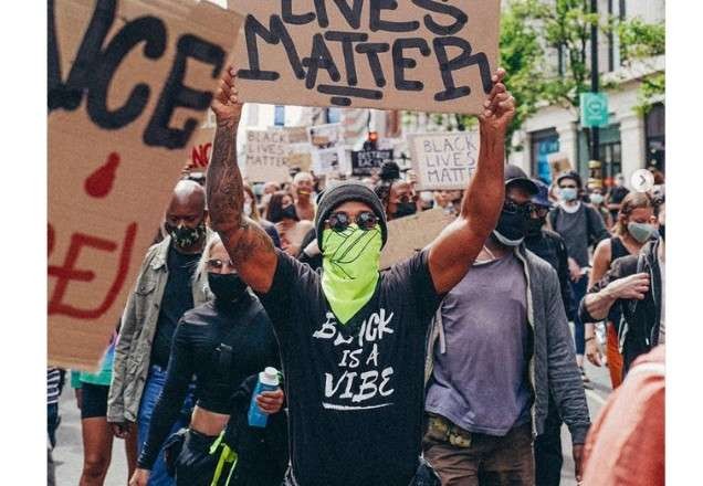 Lewis Hamilton participa de protesto antirracista em Londres