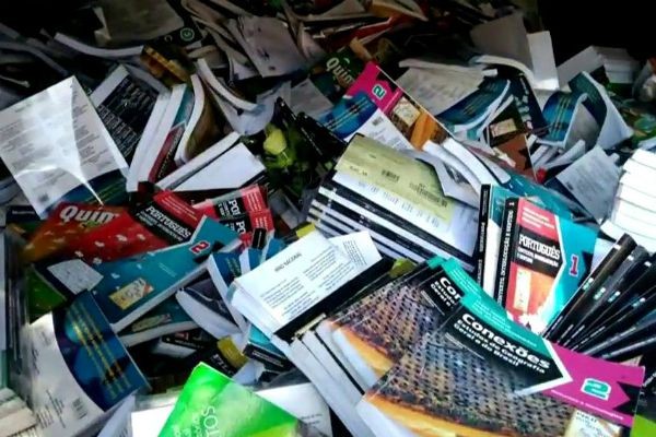 Imagem da noticia Livros didáticos novos são descartados por escola e causam revolta