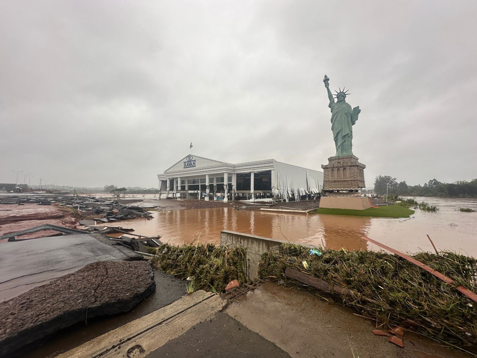 Loja da Havan fica "ilhada" por alagamento no Rio Grande do Sul: veja antes e depois