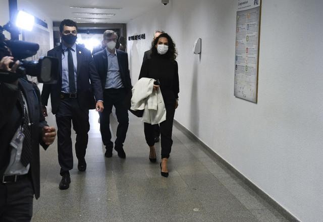 Imagem da noticia Discussão de kit covid é "delirante e contraproducente", diz Luana Araújo; assista