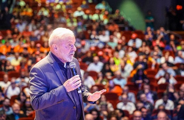 Imagem da noticia Lula critica Bolsonaro e Milei e diz que democracia corre risco