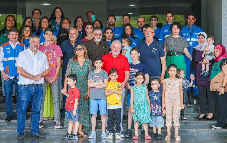 Imagem da noticia SBT News na TV: Lula participa de almoço de natal com repatriados