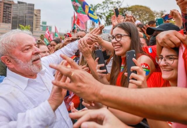 Imagem da noticia AO VIVO: "Favela com Lula" no Complexo do Alemão no Rio de Janeiro