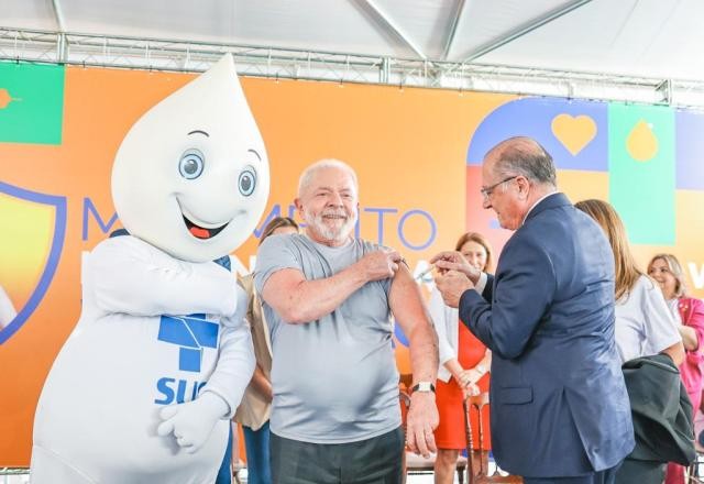 Imagem da noticia Lula recebe vacina contra covid e faz campanha: "Não sejam irresponsáveis"