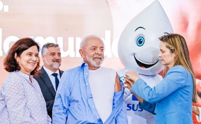 Imagem da noticia Lula toma vacina da influenza ao lado de Nísia e Zé Gotinha: “não vira jacaré”