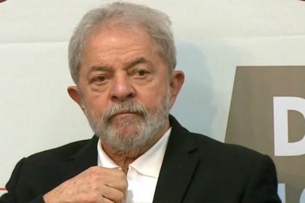 Imagem da noticia Lula afirma que vai se entregar à Polícia Federal