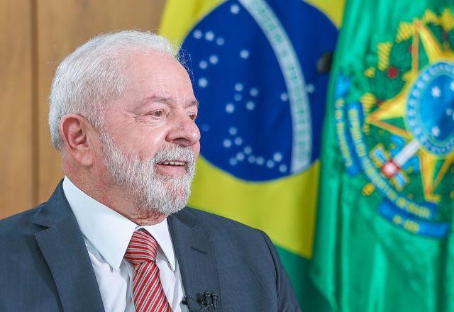 Lula assina demarcação de terras indígenas em ato na capital federal