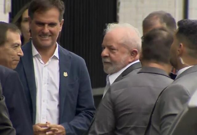 Lula chega ao velório de Pelé, em Santos