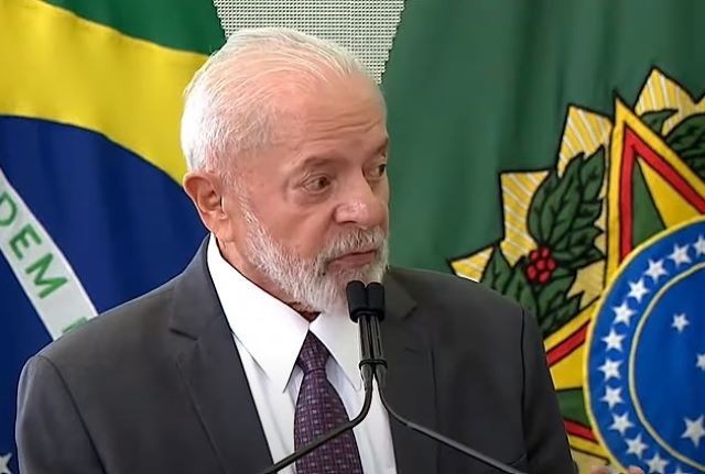Lula anuncia R$ 425 milhões a catadores e dá bronca por falta de ministros em reuniões
