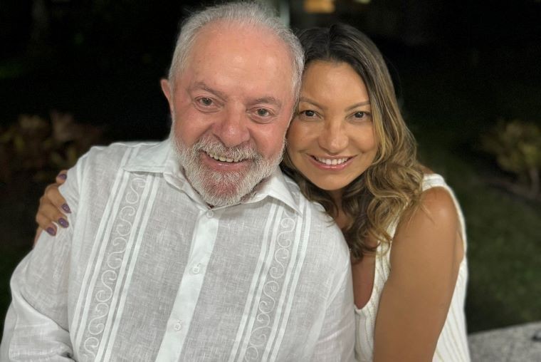 Imagem da noticia De férias, Lula toma banho de mar: "Começar 2024 com energia para rodar o Brasil"