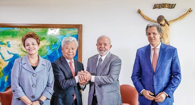 Imagem da noticia Presidente do Banco Asiático se reúne com Lula e diz que não há "restrição" para investir no Brasil