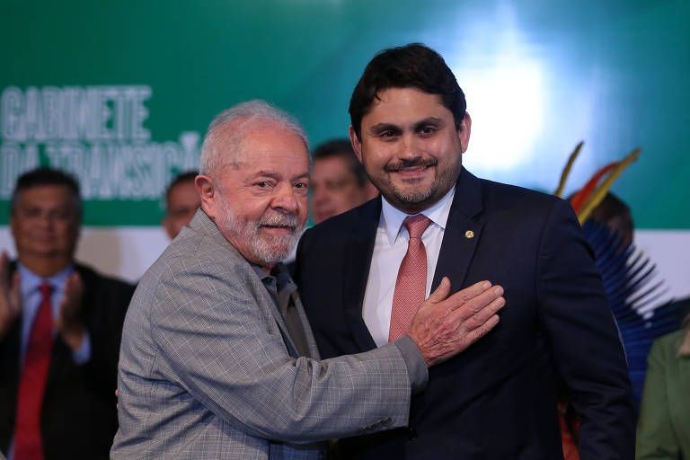 Inércia da oposição sobre indiciamento de Juscelino Filho abre espaço para Lula defender ministro