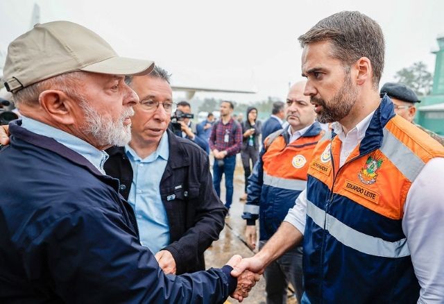Imagem da noticia Lula sobrevoa RS e diz que governo fará "tudo o que estiver ao alcance" para ajudar