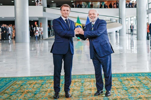 Imagem da noticia Presidente da França liga para Lula e elogia posição do Brasil sobre as eleições da Venezuela