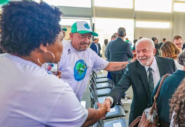 Imagem da noticia Lula assina decretos em favor de catadores e recicladores