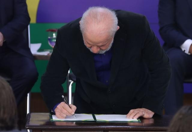 Imagem da noticia Lula assina MP para taxar super-ricos e envia projeto de "offshores"