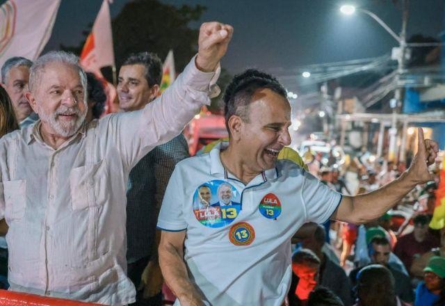 Imagem da noticia Ao vivo: Lula faz caminhada no Complexo do Alemão, no Rio