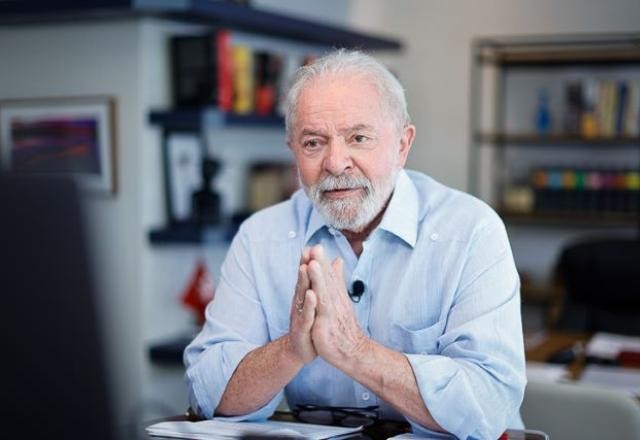 "Fico imaginando que Deus é petista", brinca Lula