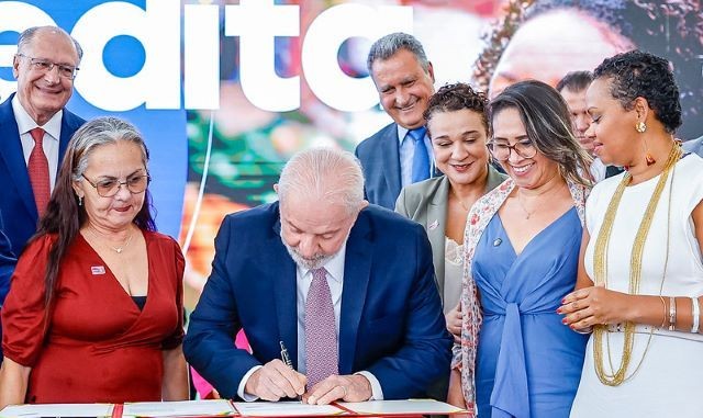 Imagem da noticia Lula diz que não quer Brasil "eternamente dependente" de Bolsa Família ao lançar crédito para MEIs