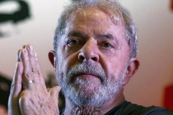 Imagem da noticia Lula recebe a primeira visita da família desde que foi preso