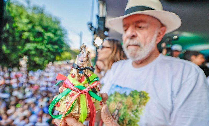 Imagem da noticia Lula ganha imagem de padroeira do Pará durante Círio de Nazaré