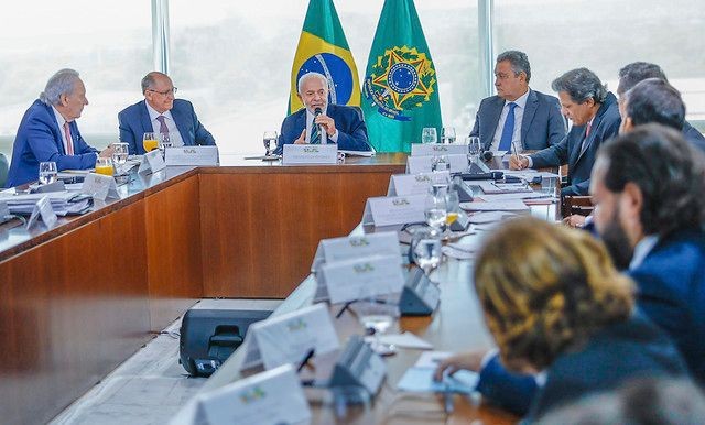 Lula faz reunião com ministros em busca de solução para queimadas