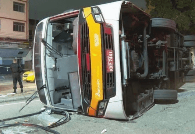 Ônibus tomba no Rio de Janeiro e deixa 26 feridos