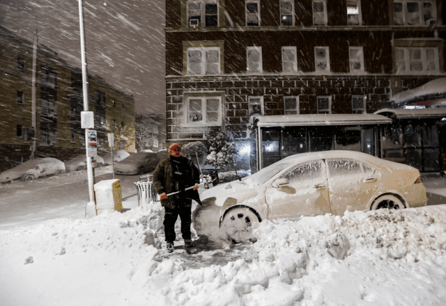 Imagem da noticia Tempestade de neve paralisa escolas e ruas em Nova York; veja imagens