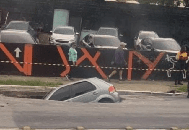 Imagem da noticia Carro cai em buraco na zona leste de São Paulo