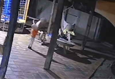 Criança de 2 anos brinca com arma do pai e mata a mãe após tiro acidental