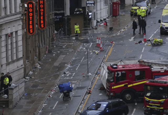 Imagem da noticia Motorista é preso após atropelar torcedores do Liverpool durante comemoração